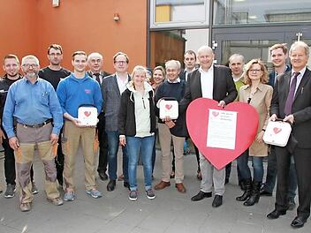 Die Spender der neuen Defibrillatoren mit Bürgermeister Claus Schwarzmann und Andreas Reich von den "Helfern vor Ort" Foto: erl
