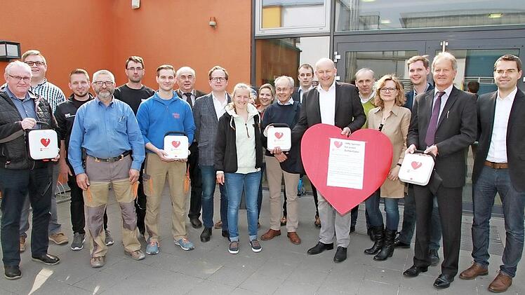 Die Spender der neuen Defibrillatoren mit Bürgermeister Claus Schwarzmann und Andreas Reich von den "Helfern vor Ort" Foto: erl