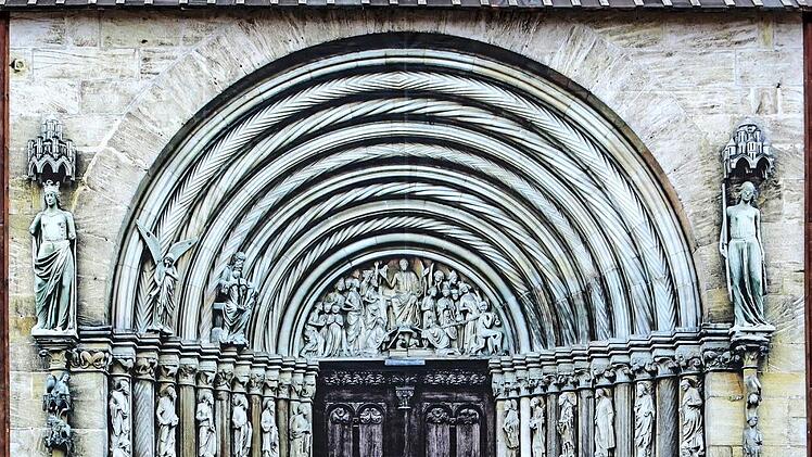 Das Fürstenportal am Bamberger Dom: ganz links die positiv dargestellte Ecclesia, ganz rechts die abwertend gestaltete Synagoge. Bei den Statuen handelt es sich um Repliken, die künstlerisch wertvollen Originale sind geschützt vor der Witterung inzwischen im Dom zu finden.  Foto: Matthias Hoch