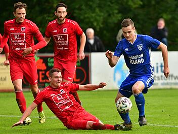 Vom Abwehrversuch vom Fuchsstädter Nico Neder (links) lässt sich der Mönchrödener Lukas Kahn nicht aufhalten. Philipp Pfeuffer und Tobias Bartel beobachten die Szene. Foto: Gunther Czepera