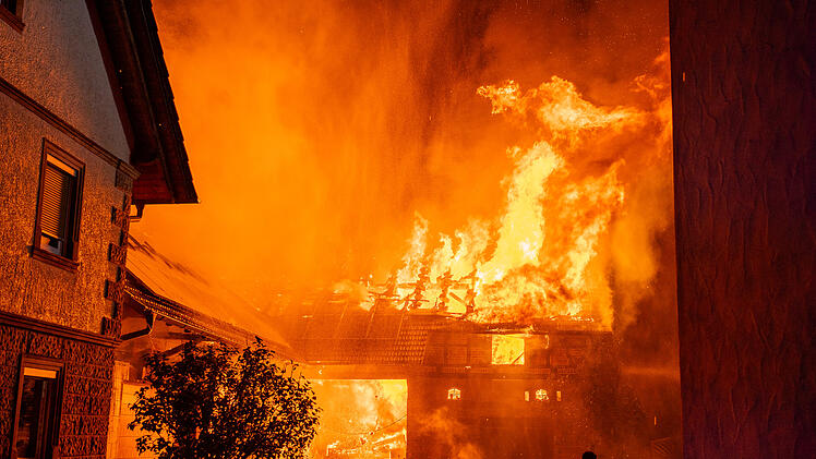 Flammeninferno: Landwirtschaftlicher Hof steht lichterloh in Flammen