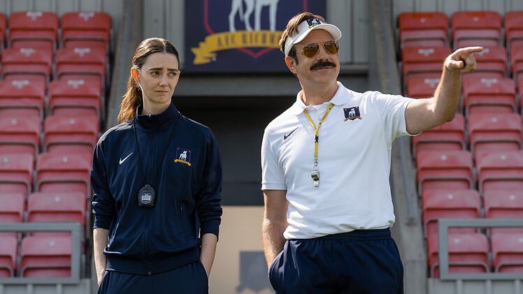 Ted Lasso (Jason Sudeikis) ist zur&uuml;ck: Dass ausgerechnet ein Mann die Lady Greyhounds trainiert, findet Alice Chilton(Tanya Reynolds) allerdings nicht so prickelnd.