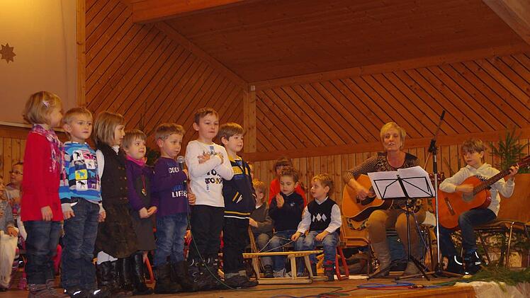 Auch heuer begleitete der neunjährige Johannes Backer (rechts) die Vorführungen der Kindergartenkinder auf der Gitarre. Das Bild zeigt ihn mit Kindergarten-Leiterin Gertrud Schubert.