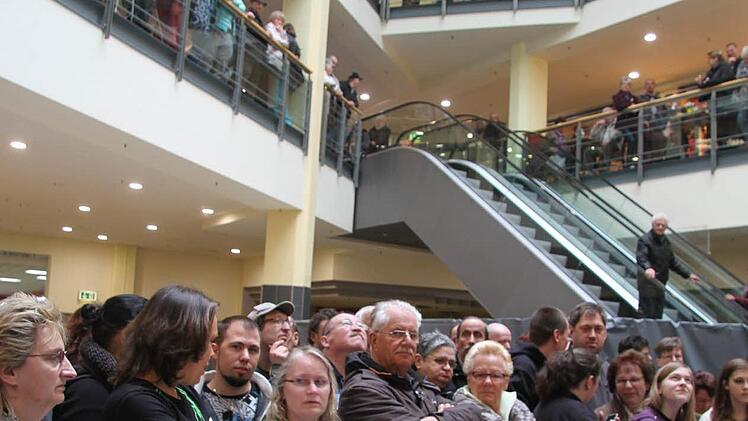 Hunderte von Fans kamen zum Auftritt von Claudia Jung. Foto: Sonja Adam