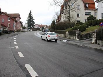 Die langgezogene Kurve an der Einmündung Sauerbruchstraße macht die Seidmannsdorfer Straße an dieser Stelle unübersichtlich. Foto: Ulrike Nauer