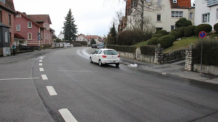 Die langgezogene Kurve an der Einmündung Sauerbruchstraße macht die Seidmannsdorfer Straße an dieser Stelle unübersichtlich. Foto: Ulrike Nauer