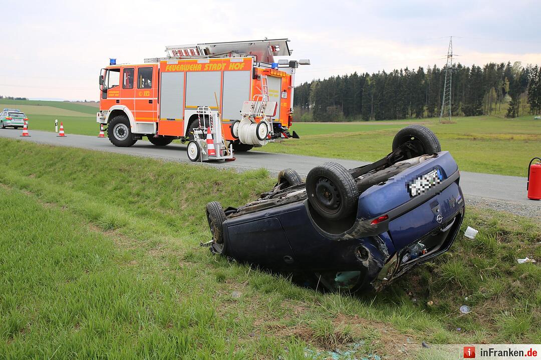 Kreis Hof: Auto überschlägt sich mehrfach und bleibt auf dem Dach liegen