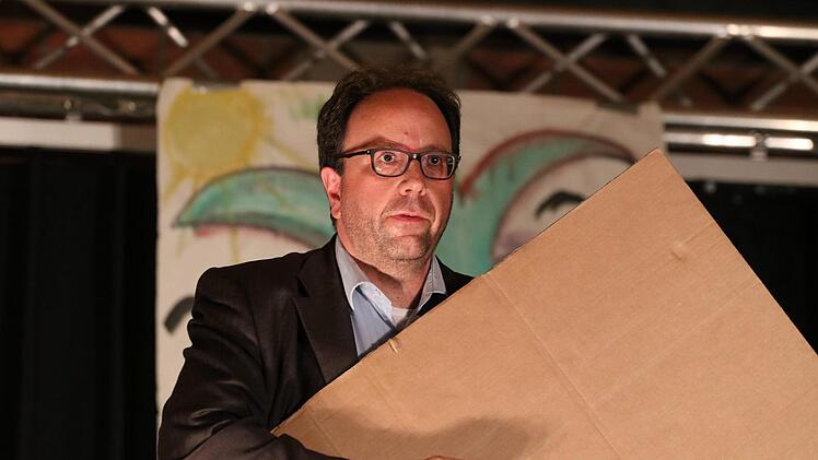 Die Theatergruppe Kompassion des Franz-Miltenberger-Gymnasiums  spielte die Farce "Benefiz. Jeder rettet einen Afrikaner" von Ingrid Lausund. Foto: Sebastian Schmitt