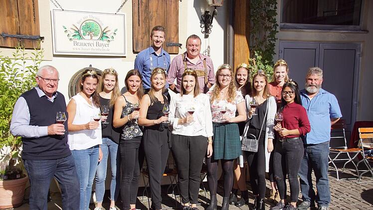 Schon zum dritten Mal lud Bierprinz Sebastian Gocker Weinprinzessinnen aus Unterfranken zum Bockbieranstich in den Landkreis Haßberge ein. Bei Brauermeister Helmut Bayer in Theinheim begann der Tag, der beim Göller in Zeil ausklang. Verstärkung bekam der Bierprinz vom Wipfelder Zehntgraf Albert Kestler (links) und vom Astheimer Karthäuser Leo Wagenhäuser (rechts).Sabine Weinbeer