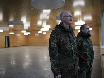 Oberstleutnant Roman Jähnel (links) Oberstleutnant Christoph Peschel begutachten das neue Küchengebäude in der Rhönkaserne. Foto: Julia Raab