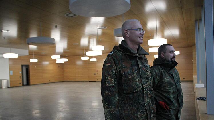 Oberstleutnant Roman Jähnel (links) Oberstleutnant Christoph Peschel begutachten das neue Küchengebäude in der Rhönkaserne. Foto: Julia Raab