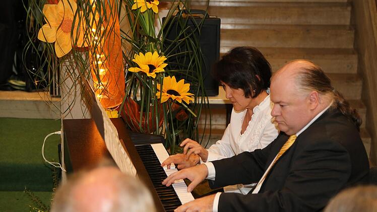Gulnara Büttner und Alexander Ezhelev am Klavier