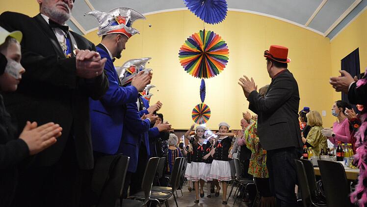 Die "Matrosinnen" der Purzelgarde laufen herein. Foto: Ronald Heck