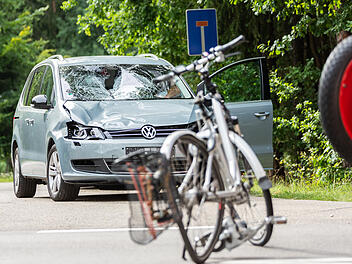Auto erfasst Fahrrad: Rentnerin verstirbt an der Unfallstelle