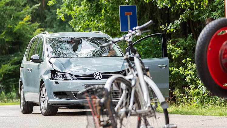 Auto erfasst Fahrrad: Rentnerin verstirbt an der Unfallstelle