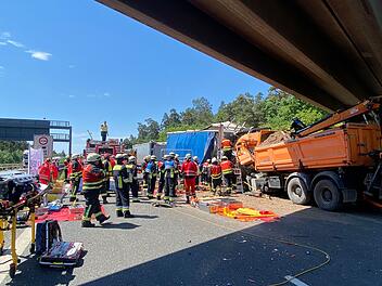 Lastwagen kracht ungebremst in Stauende: Zwei Personen schwerst verletzt