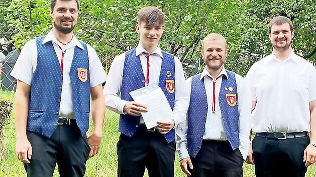 &Uuml;bergabe des Musikerleistungsabzeichen in Gold: (v. l.) Dirigent Basti Zapf ist sichtlich stolz auf den Goldjungen Lucas Dittrich, der sich mit Vorsitzendem Simon L&ouml;ffler und Florian Zapf, dem stellvertretenden Vorsitzenden des Kreisverbandes Lich...