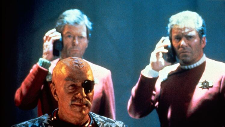 Ja, auch das ist Christopher Plummer: In "Star Trek VI: Das unentdeckte Land" spielte er einen Klingonen, der 
Captain Kirk (William Shatner, rechts) und Dr. McCoy (DeForest Kelley, hinten) wegen Mordes anklagt.