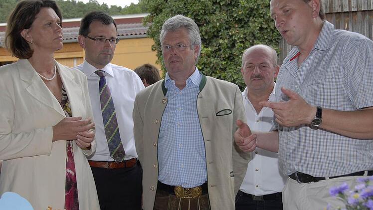 Landwirt Rainer Hartmann (rechts) stellt Ilse Aigner die Innovationen auf seinem Hof vor. Mit im Bild MdL Martin Schöffel, MdL Ludwig von Lerchenfeld und BBV-Kreisobmann Wilfried Löwinger (von links). Fotos: Dagmar Besand