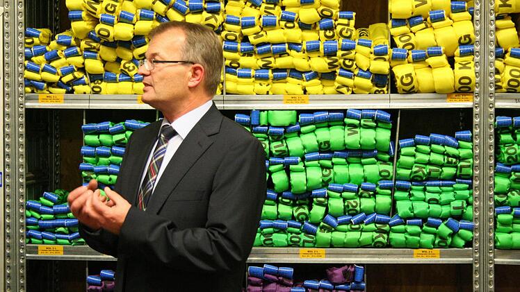 Geschäftsführer Bernhard Etzelmüller zeigt verschiedene Spanngurte.