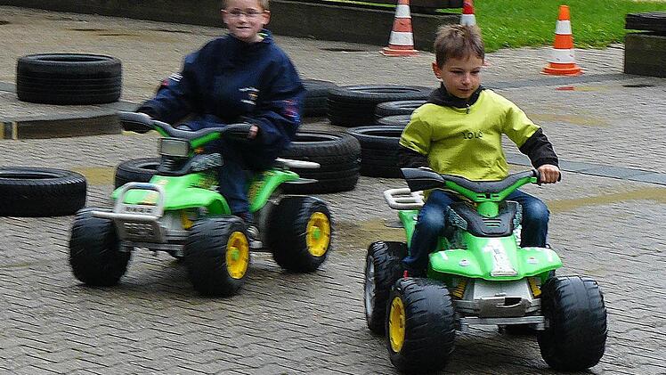 Mit den Elektroautos der Polizei fühlten sich die Jungs auf dem Schulhof wie beim Formel-1-Rennen auf dem Hockenheimring.