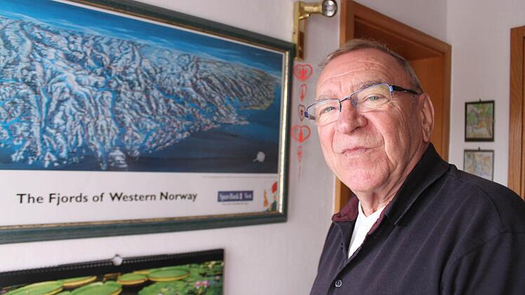 Helmut Trautner hat im Flur eine große Landkarte von Norwegen hängen. Foto: Friederike Stark