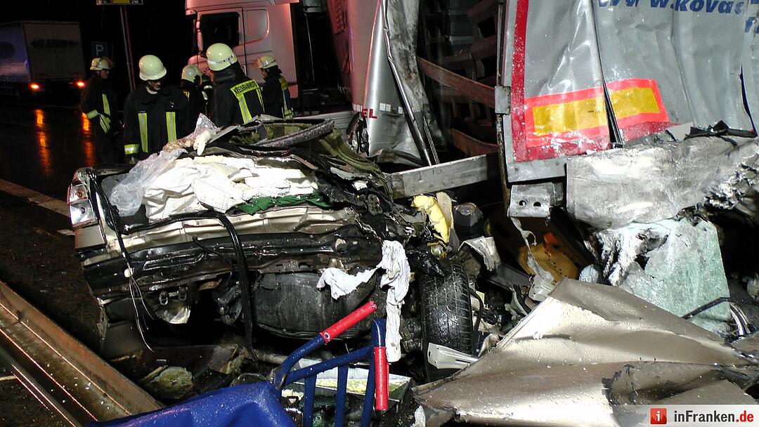 Auto zwischen zwei Lkw zerquetscht, Fahrer nur leicht verletzt