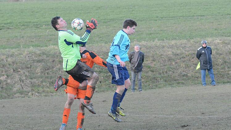 Szene vom Spiel der DJK Schondra (in orange) gegen den FC Westheim. Foto: ssp