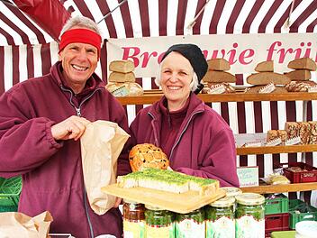 Seit 30 Jahren auf dem Coburger Wochenmarkt: Willi Schölzke und Brigitte Jansky. Zu Ostern gibt's Bärlauchpesto und Osterbrot. Fotos: Christiane Lehmann
