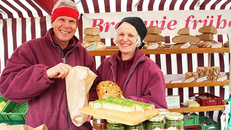 Seit 30 Jahren auf dem Coburger Wochenmarkt: Willi Schölzke und Brigitte Jansky. Zu Ostern gibt's Bärlauchpesto und Osterbrot. Fotos: Christiane Lehmann