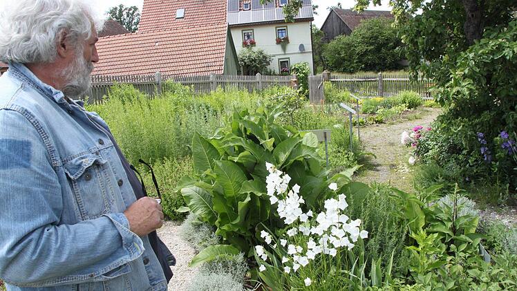 Bernhard Seubert kümmert sich mit um den Langenstadter Kräutergarten. Foto: Jürgen Gärtner