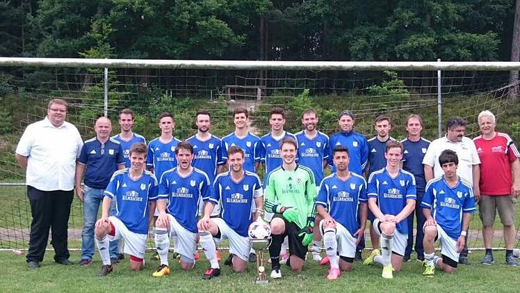 Der TSV Münnerstadt wurde bei der Stadtmeisterschaft seiner Favoritenrolle gerecht. Unser Bild zeigt (hinten, von links) Andreas Trägner (FC Reichenbach), Günther Scheuring (Sportvorstand TSV Münnerstadt), Janik Schmittzeh, Jan Back, Patrick Schießer, Jonas Back, Janik Markert, Sebastian Köhler, Denny Mangold, Tobias Kröckel, Thomas Dietz (Trainer), Georg Heymann (Sportreferent Münnerstadt) und Klaus Katzenberger (FC Reichenbach) sowie (vorne, von links) Lukas Schmittzeh, Simon Snaschel, Hans...