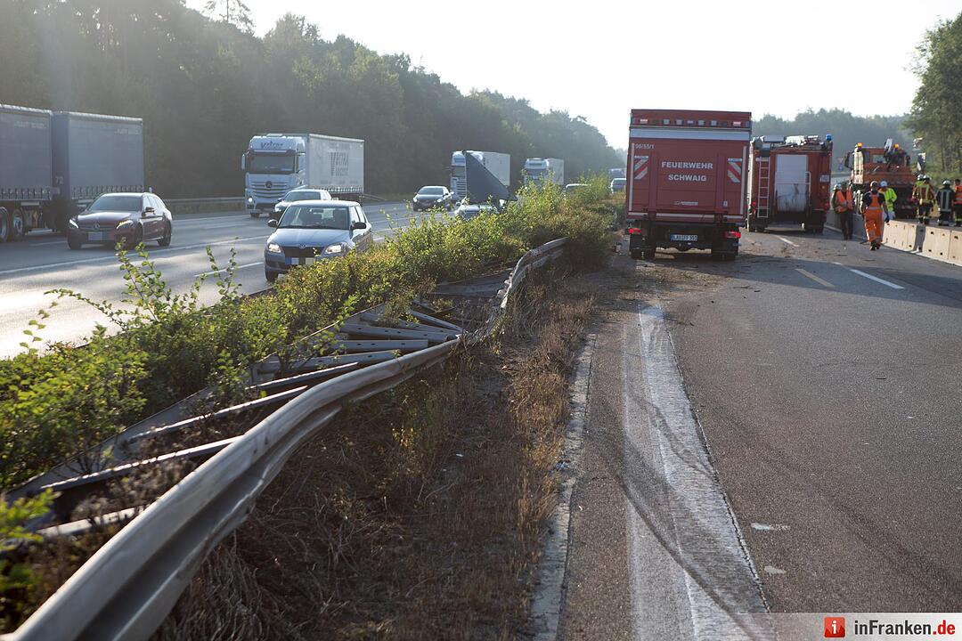 Sattelzug kippt in Baustellenbereich bei Nürnberg um