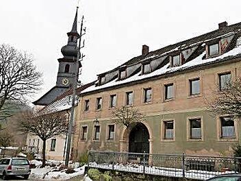 Die Marktgemeinde Wirsberg kann sich für die Sanierung und Revitalisierung der beiden Gebäude Marktplatz 10 und 12 mit einer Förderquote von 90 Prozent berechtigte Hoffnungen machen.  Foto: Werner Reißaus