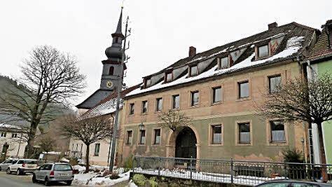 Die Marktgemeinde Wirsberg kann sich für die Sanierung und Revitalisierung der beiden Gebäude Marktplatz 10 und 12 mit einer Förderquote von 90 Prozent berechtigte Hoffnungen machen.  Foto: Werner Reißaus