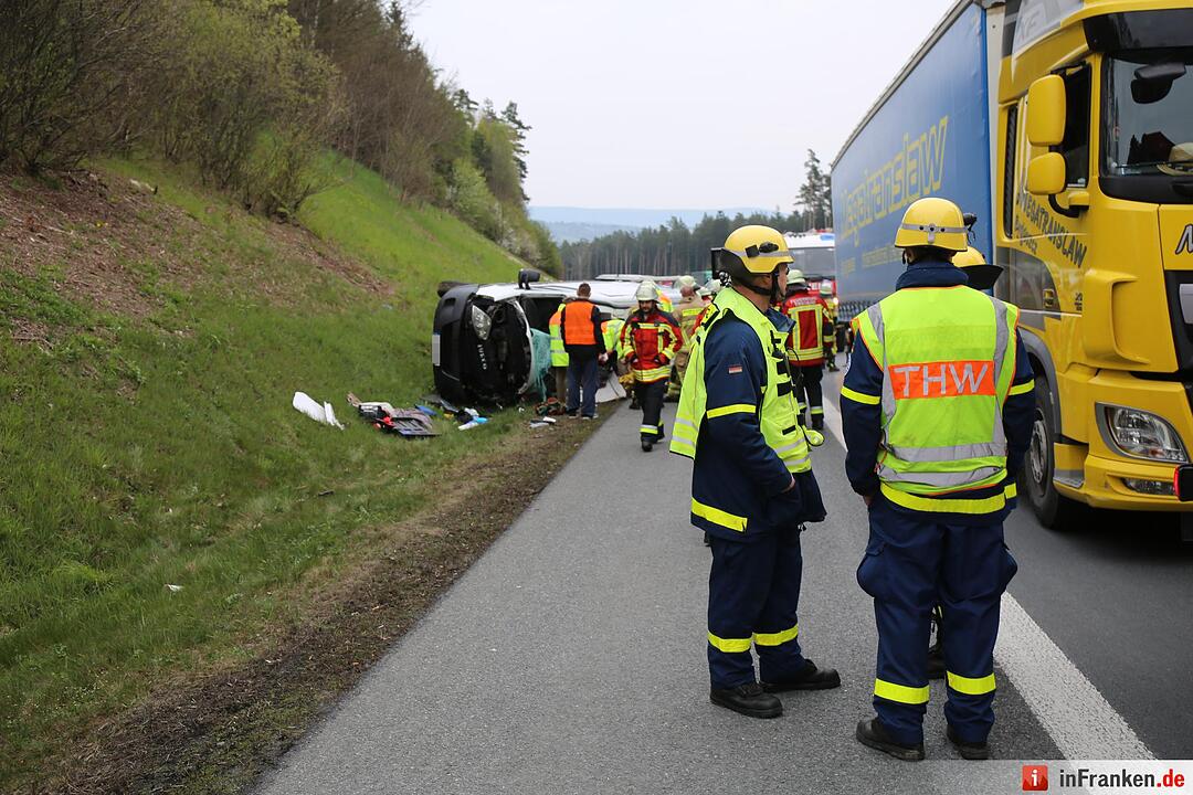 Kleintransporter kracht bei Bayreuth in Lkw – Fahrer eingeklemmt
