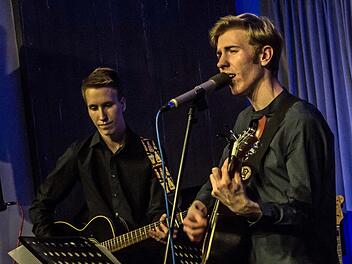 Der junge Liedermacher Erik Konietzko (rechts) und Leon Büttner an der Gitarre beeindruckten bei ihrem Gastspiel in Coburg. Foto: Jochen Berger