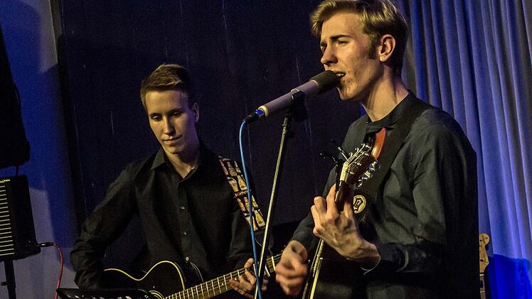 Der junge Liedermacher Erik Konietzko (rechts) und Leon Büttner an der Gitarre beeindruckten bei ihrem Gastspiel in Coburg. Foto: Jochen Berger