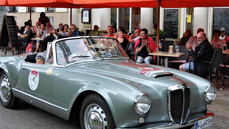 "Bares für Rares": Der TV-bekannte Auktionator Wolfgang Pauritsch aus Oberstaufen mit Ehefrau Rebecca am Steuer eines Lancia Aurelia B24 Convertible. Foto: Sigismund von Dobschütz