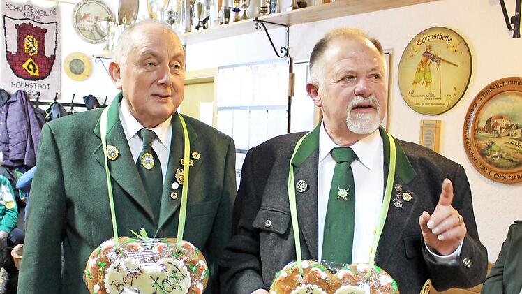 Mit Herzen ausgezeichnet scheiden nach 21 Jahren der "beste Vorstand" Werner Fumy (links) und der "beste Schützenmeister" Albert Dresel. Fotos: Evi Seeger
