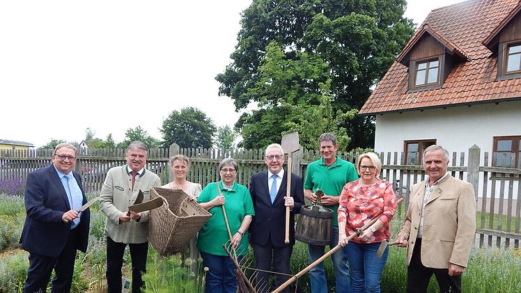Nach dem Festakt traf sich die Prominenz im Kräutergarten. Foto: Horst Wunner
