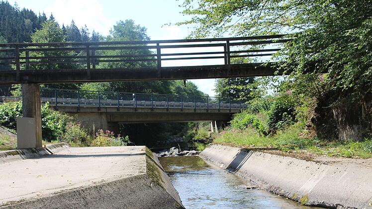 Zur Messung fließt das Wasser durch eine Art in den Boden gelassenes Trapez. Cindy Dötschel