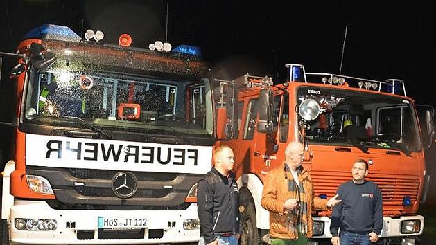 B&uuml;rgermeister Gerald Brehm (Mitte) &uuml;bergab den Schl&uuml;ssel f&uuml;r das neue Feuerwehrauto (links) an den Kommandanten der Zentbechhofener Wehr, Heiko Ganzmann. Rechts der amtierende Kommandant der Freiwilligen Feuerwehr H&ouml;chstadt, Benjamin Obexer, vor dem alten Auto.  Foto: privat