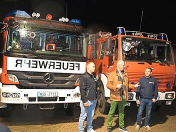 B&uuml;rgermeister Gerald Brehm (Mitte) &uuml;bergab den Schl&uuml;ssel f&uuml;r das neue Feuerwehrauto (links) an den Kommandanten der Zentbechhofener Wehr, Heiko Ganzmann. Rechts der amtierende Kommandant der Freiwilligen Feuerwehr H&ouml;chstadt, Benjamin Obexer, vor dem alten Auto.  Foto: privat