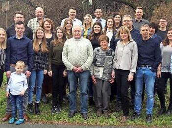 Bild: Familienfeste fallen bei Helmut Schmidt (Mitte) immer etwas größer aus. Das Bild zeigt ihn im Kreise seiner Familie sowie Bürgermeister Timo Ehrhardt (links).