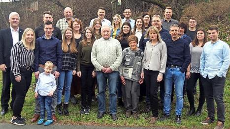 Bild: Familienfeste fallen bei Helmut Schmidt (Mitte) immer etwas größer aus. Das Bild zeigt ihn im Kreise seiner Familie sowie Bürgermeister Timo Ehrhardt (links).