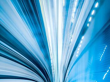 Über Glasfaserkabel funktioniert die Datenübertragung schneller. Hetzles will das gesamte Gemeindegebiet damit versorgen. Foto: AdobeStock