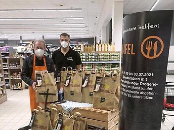 Die deutschlandweite Aktion brachte den Tafeln, wie hier in Bad Brückenau, viele Spendentüten. Thilo Mahlmeister (rechts) übergibt sie an Hans-Jürgen Schelle.