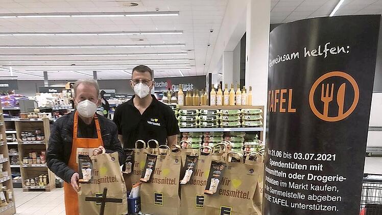 Die deutschlandweite Aktion brachte den Tafeln, wie hier in Bad Brückenau, viele Spendentüten. Thilo Mahlmeister (rechts) übergibt sie an Hans-Jürgen Schelle.