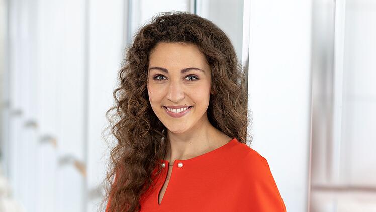 ARD und ZDF werden die Olympischen Winterspiele mit mehr als 200 Stunden Live-Berichterstattung in ihren linearen Hauptprogrammen sowie mit rund 1.400 Stunden in Livestreams &uuml;bertragen - und Moderatorin Lena Kesting (31, ZDF) ist f&uuml;r "sportstudio live" mittendrin.